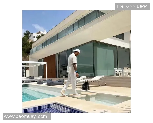 足球明星豪宅背后的奢华生活与奋斗故事揭秘